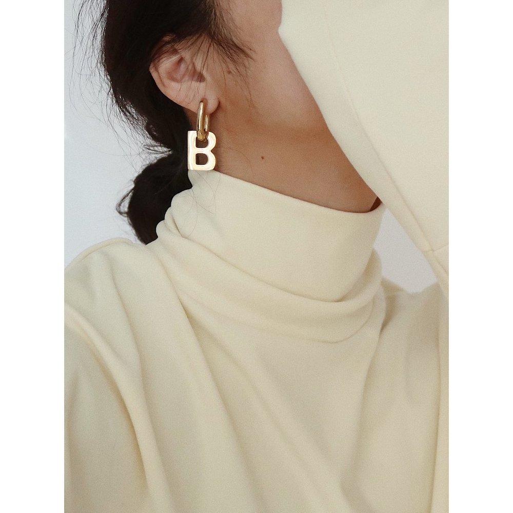 NEW 18K Gold Plated Letter B Oval Hoop Earrings - Picture 7 of 8